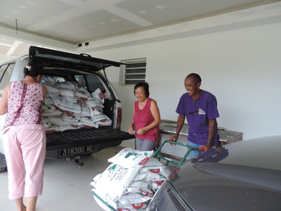 Le déchargement des centaines de paquets de riz commence